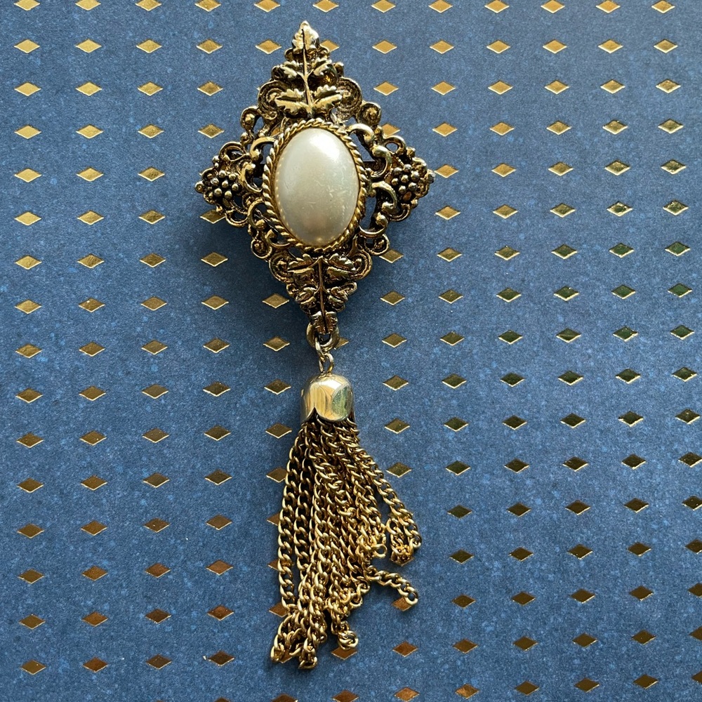 Brooch - Elegant pretty